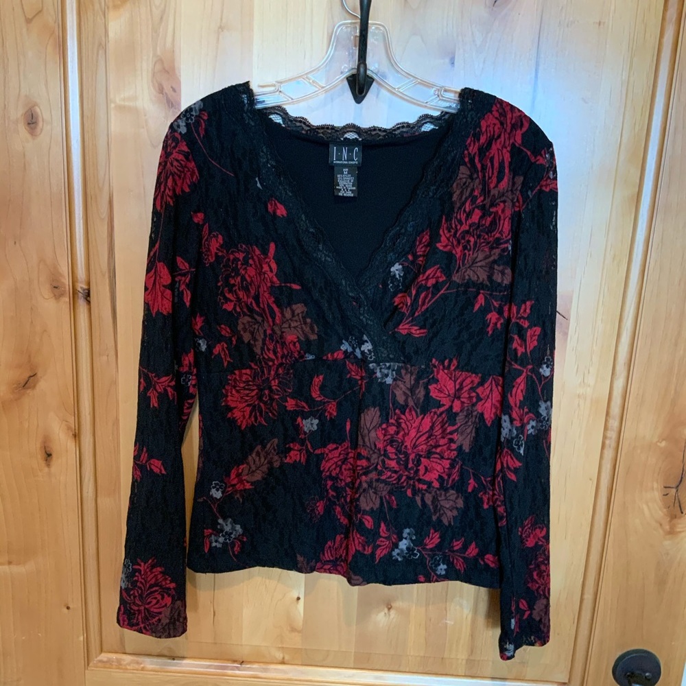 I.N.C.Top Black/Red Sz. M. Light Weight All Season